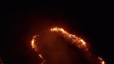 Havadan görünüm. Tarlada tehlikeli bir yangın. Gece yangını, doğal afet.