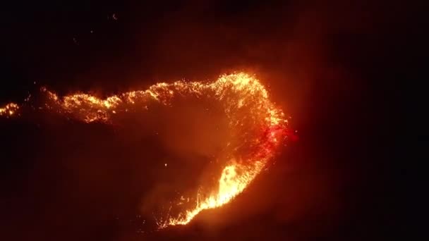 Flygvy. Farlig brand på fältet. Night Fire, naturkatastrof. — Stockvideo