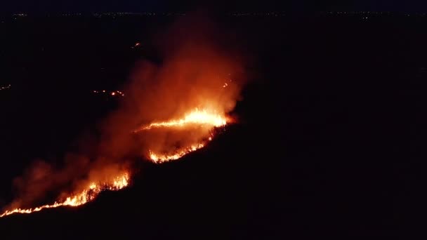 Vue aérienne. Feu de nuit. Sur le champ brûlant de l'herbe sèche. 4K . — Video