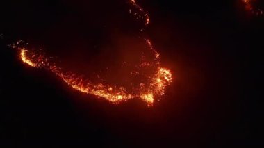 Havadan görünüm. Tarlada tehlikeli bir yangın. Gece yangını, doğal afet.