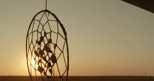 Atrapador de sueños al atardecer junto al mar . — Vídeo de stock