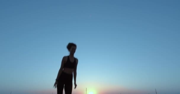 Egy lány ugrik magas a trambulinon. Az égre. Aktív életmód. — Stock videók