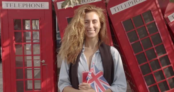 La mujer con bandera y libro británico, educación en el extranjero, aprendizaje de idiomas . — Vídeo de stock