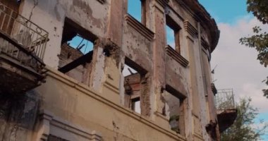 Savaştan sonra eski binanın kalıntıları.