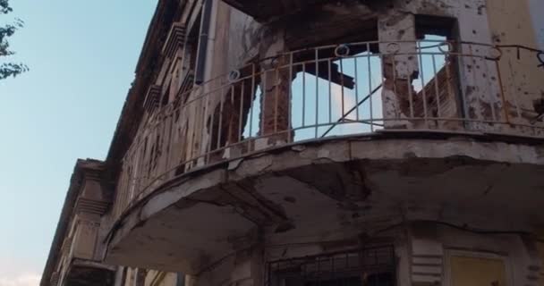 Overblijfselen van oud gebouw na de oorlog. — Stockvideo