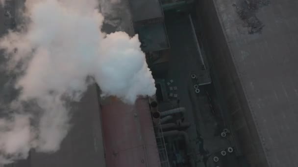 Luftaufnahme. Industriepfeifen verschmutzen die Atmosphäre mit Rauch. — Stockvideo