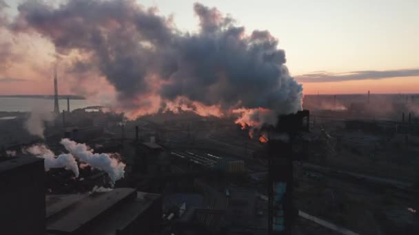 Вид с воздуха. Высокая труба дымохода с серым дымом. Концепция загрязнения окружающей среды, изменения климата . — стоковое видео