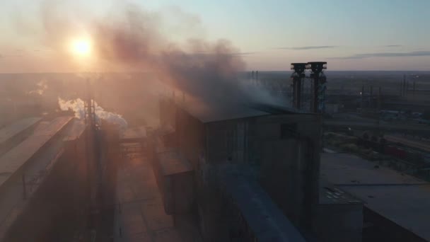 Letecký pohled. Průmyslová zóna s bílým kouřovým kouřem je z výrobního potrubí na rozdíl od slunce. Znečištění životního prostředí: dýmka s kouřovým kouřem. — Stock video