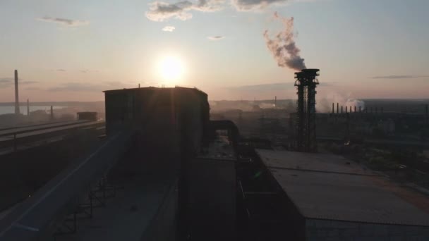 공중 보기. 파이프 두꺼운 흰색 연기와 산업 영역은 태양과 대조적으로 공장 파이프에서 부어된다. 환경오염: 연기가 나는 파이프. — 비디오