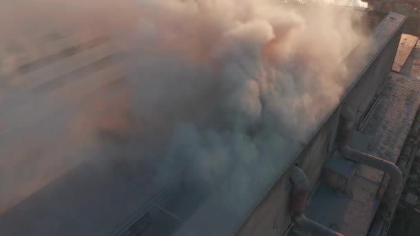Vue aérienne. Tube cheminée haute avec fumée grise. Concept de pollution environnementale, changement climatique . — Video