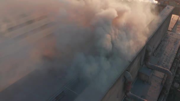 Vista aérea. Tubo de chimenea alto con humo gris. Concepto de contaminación ambiental, cambio climático . — Vídeo de stock