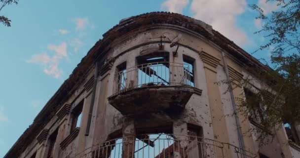 O edifício destruído depois da guerra. Fechar . — Vídeo de Stock