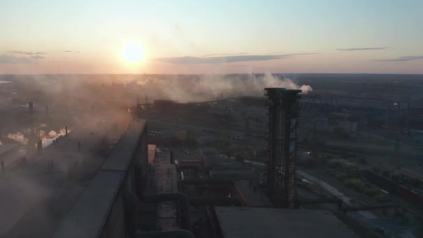 Вид с воздуха. Промышленные трубы загрязняют атмосферу дымом . — стоковое видео