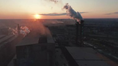 Havadan görünümü. Sanayi Boruları dumanlı atmosferi kirleten.