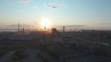 Arial görünüm. Sanayi bölgesindeki fabrika bacalarından çıkan dumandan kaynaklanan hava kirliliği.