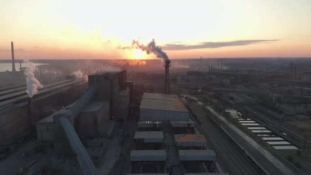 Aus arischer Sicht. Luftverschmutzung durch Rauch aus den Fabrikschornsteinen im Industriegebiet. — Stockvideo