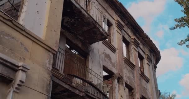Разрушенное здание после войны. Закрыть . — стоковое видео