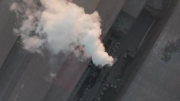 Havadan görünümü. Sanayi Boruları dumanlı atmosferi kirleten. — Stok video