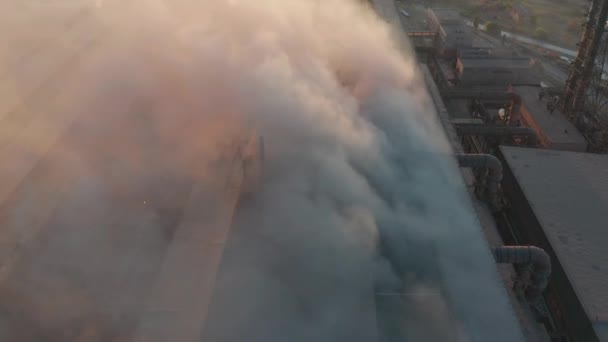 Vista aérea. Las tuberías de la industria contaminan la atmósfera con humo . — Vídeo de stock