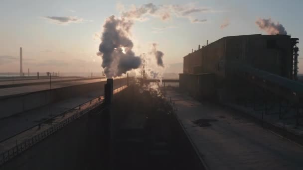 Vista aerea. Tubi industriali inquinano l'atmosfera con il fumo . — Video Stock