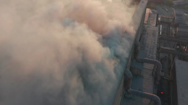 Vista aerea. Zona industriale con la pipa spessa fumo bianco viene versato dalla pipa di fabbrica in contrasto con il sole. Inquinamento dell'ambiente: una pipa con fumo . — Video Stock