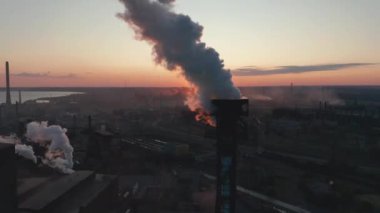 Havadan görünüm. Gri dumanlı yüksek baca borusu. Çevre kirliliği kavramı, iklim değişikliği.