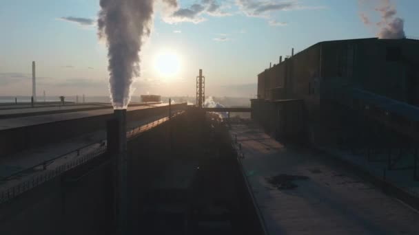 Luchtfoto. Hoge schoorsteen pijp met grijze rook. Concept van milieuvervuiling, klimaatverandering. — Stockvideo