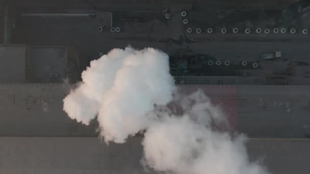 Luchtfoto. Industriële zone met pijp dikke witte rook wordt gegoten uit de fabriek pijp in tegenstelling tot de zon. Vervuiling van het milieu: een pijp met rook. — Stockvideo