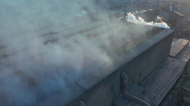 Letecký pohled. Odvětví potrubí znečišťují atmosféru kouře. — Stock video