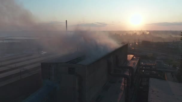 Luftaufnahme. hohe Kaminpfeife mit grauem Rauch. Umweltverschmutzung, Klimawandel. — Stockvideo