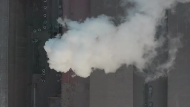 Vista aérea. Zona industrial con tubería de humo blanco grueso se vierte desde la tubería de fábrica en contraste con el sol. Contaminación del medio ambiente: una tubería con humo . — Vídeo de stock