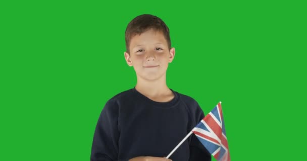 Portrait de garçon avec drapeau de grand britannique. Écran vert arrière-plan hromakey pour la saisie . — Video