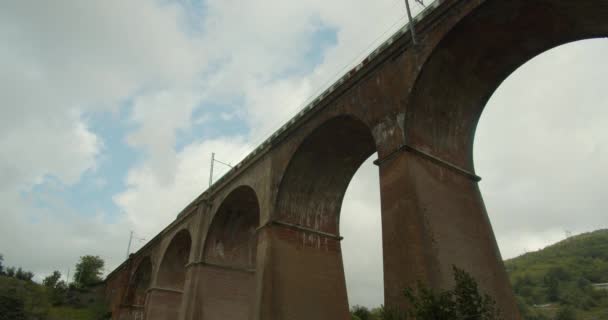 Vintage brick bridge. Old railway bridge.Train rides on the bridge. — Stock Video