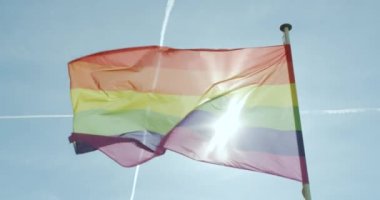 Büyük Gökkuşağı bayrağı gay gururu Lgbtq rüzgarda dalgalanıyor.