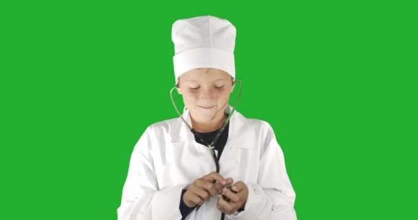 Πορτρέτο του γιατρού αγόρι, χαμογελώντας. Πράσινο φόντο hromakey οθόνης για keying. — Αρχείο Βίντεο