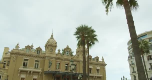 Monte-Carlo, Monako - 15 października 2019: Grand Casino w Monte Carlo timelapse, Monako. zabytkowy budynek. Widok z przodu z wejściem. — Wideo stockowe