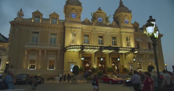 Monte-Carlo, Mónaco - 15 de octubre de 2019: Grand Casino en Monte Carlo noche Mónaco, edificio histórico. Vista frontal con entrada.Iluminación nocturna . — Vídeos de Stock