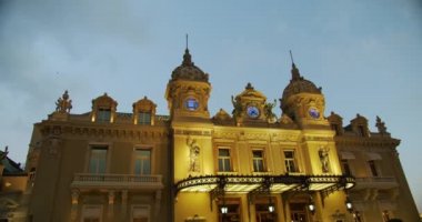 Monte-Carlo, Monaco - 15 Ekim 2019: Monte Carlo 'da Grand Casino, tarihi bina. Girişle ön manzara. Akşam aydınlatması..