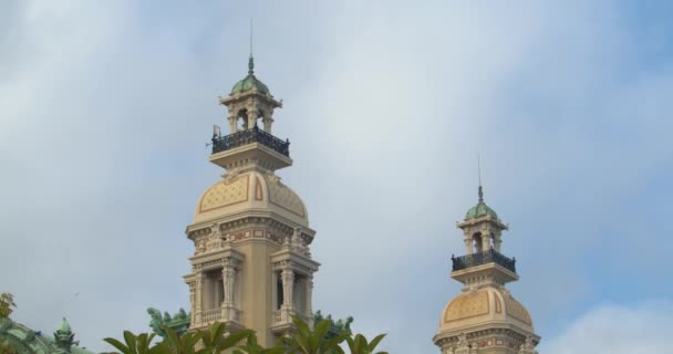 Dettaglio del Casinò di Monte Carlo sullo sfondo del cielo . — Video Stock