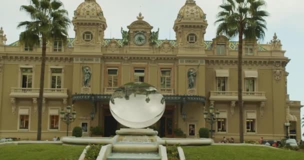 Monte Carlo, Mónaco - 15 de octubre de 2019: Escultura moderna Sky Mirror cerca del hermoso Casino Monte Carlo en Mónaco . — Vídeo de stock