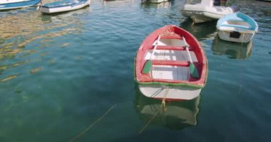 Portofino, İtalya, Avrupa limanında kırmızı tahta kayık..