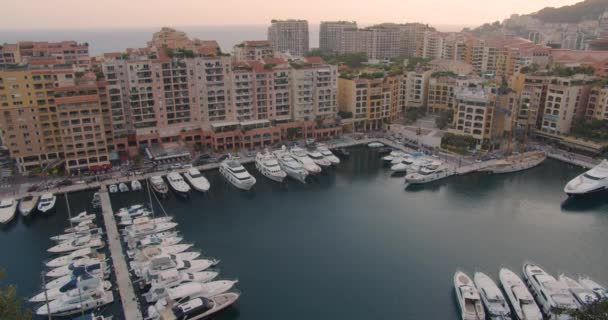 Yahts marina en Mónaco, ciudad de Monte Carlo. Yates y veleros amarrados en el muelle. Puerto de vista superior . — Vídeo de stock