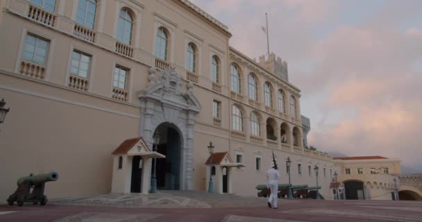 Monte-Carlo, Monaco - 15 oktober 2019: Vakten nära Prinsens av Monacos slott. — Stockvideo