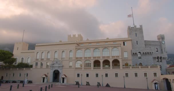 Montecarlo, Mónaco - 15 de octubre de 2019: Fachada del edificio del Príncipe Mónaco, custodiado por los militares . — Vídeos de Stock