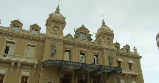 Monte-Carlo, Monaco - 15 oktober 2019: Grand Casino i Monte Carlo, Monaco. historisk byggnad. Framifrån med ingång. — Stockvideo