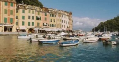İtalya 'nın Portofino limanında bir sürü eğlence ve balıkçı teknesi var. Zaman Uygulaması.