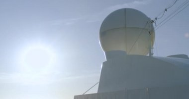 Bir yolcu gemisinin radar anteni ve kontrol kulesi..