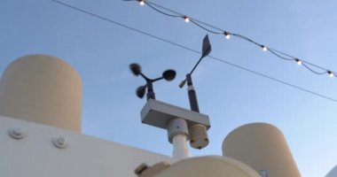 Geminin direğinde küçük bir anten var. Rüzgâr ölçümü. Anemometre. Yakın çekim..