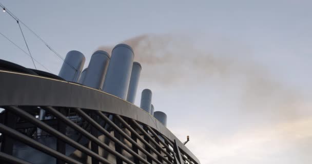 Exhaust smoke of a huge ocean giong cruise ship. — Stock Video