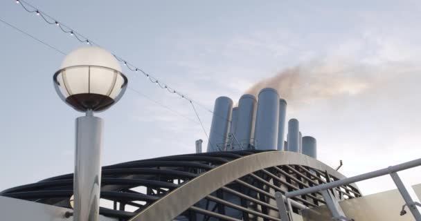 Humo de escape de un enorme crucero gigante oceánico . — Vídeos de Stock